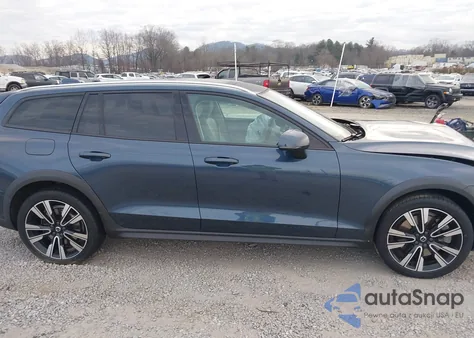 2022 Volvo V60 Cross Country T5 z USA, uszkodzony, nr VIN YV4102WK5N1086364